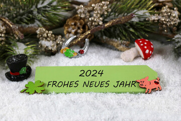 Frohes Neues Jahr 2024: Schornsteinfeger, Glücksschwein und Hufeisen mit Glückwünschen für das...