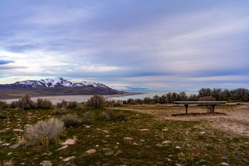 Vista escenica del Gran Lago Salado en un atardecer de primavera.