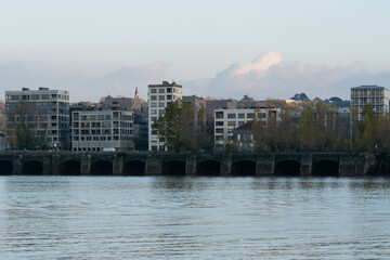 Obraz premium Cityscape of river and apartment buildings in Bordeaux in France.