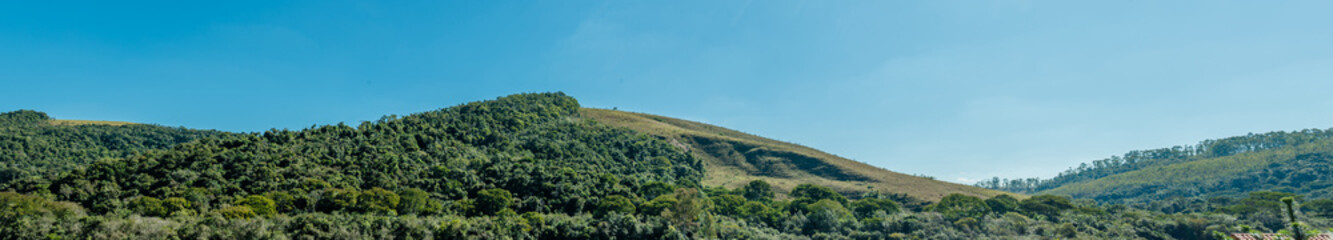 Uma linda panorâmica das montanhas brasileiras com as densas matas cheias de árvores