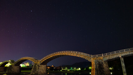 アーチ橋と星空