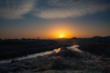 河川からの日の出