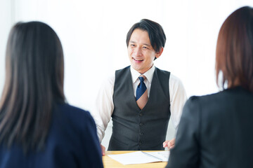 塾の講師と面談をする生徒と保護者