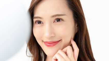 スキンケアをする女性