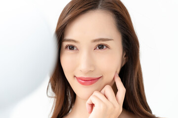 Fototapeta premium スキンケアをする女性