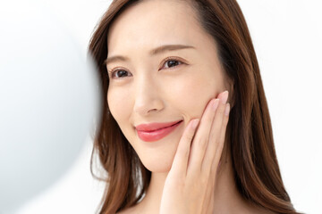 スキンケアをする女性