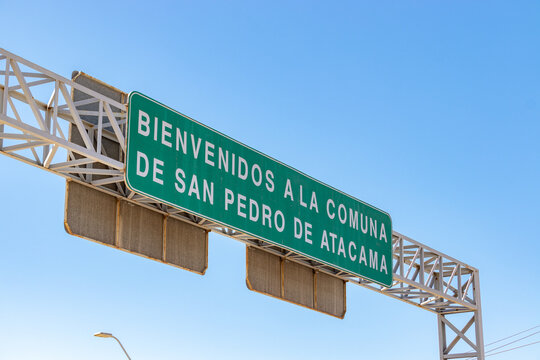 Welcome sign at the entrance of San Pedro de Atacama saying "Bienvenidos a la comuna de San Pedro de Atacama", in Chile.