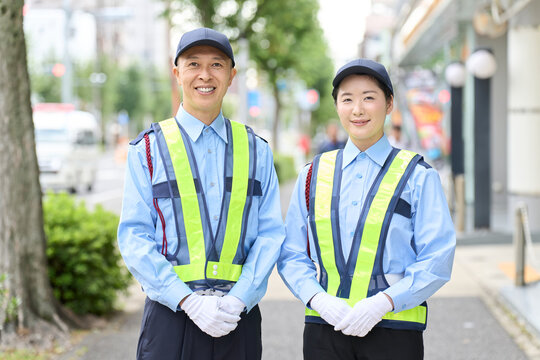 警備員の仕事をするアジア人の男女