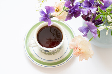 花と北欧ビンテージの食器で紅茶の時間