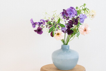 水色の花瓶に飾った春の花束