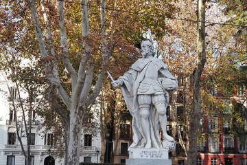 statue of ferdinand I of castile in madrid - obrazy, fototapety, plakaty