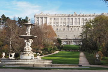 Gardens of Campo del Moro with the royal palace of Madrid in the background - obrazy, fototapety, plakaty