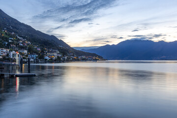 Fototapeta na wymiar Lago Maggiore an einem Herbstabend