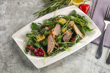 Salad with roasted duck and orange