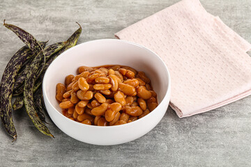 Canned white bean in tomato sauce