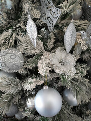 árbol de navidad decorado con adornos plateados, esferas navideñas