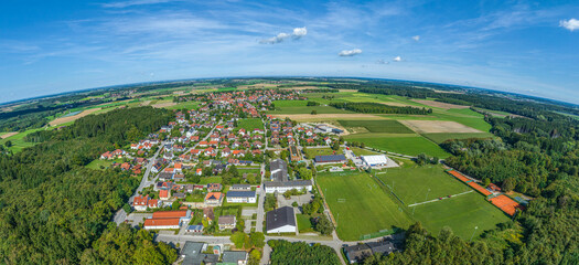 Ausblick auf die Gemeinde Geltendorf im westlichen Oberbayern, Blick über das Ortszentrum nach...