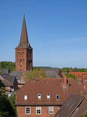 Stadtbild von Plön mit der Nikolaikirche, Schleswig-Holstein, Deutschland - 690529353