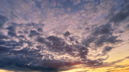 Obraz premium nice sunrise gold clouds on the sky bg - photo of nature