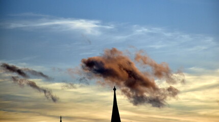 Turmspitzen in Freiburg unter dramatischen Wolken