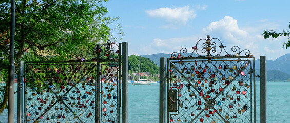 Liebesschlösser im Salzkammergut am Mondsee in Österreich