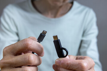 Micro USB Type-B（2.0）とUSB-C