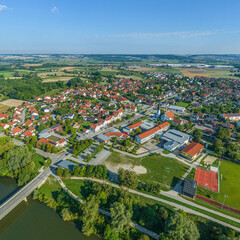Ausblick auf die Gemeinde Niederaichbach im Landkreis Landshut in Niederbayern