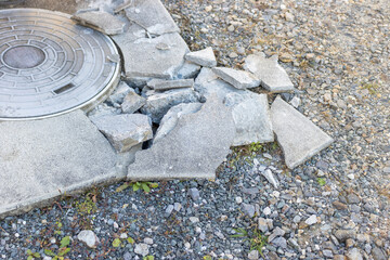 浄化槽のコンクリートを割る作業