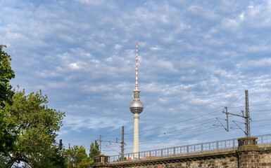 Wahrzeichen von Berlin: Besonderer Blick auf den Funkturm (Fernsehturm) am Alexanderplatz von der...