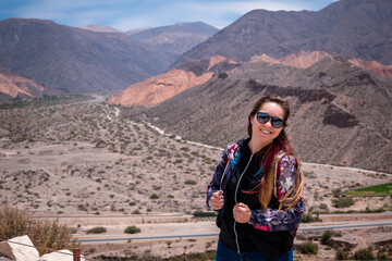 Fototapeta premium Mujer turista disfrutando de su viaje por la Provincia de Jujuy, en Argentina