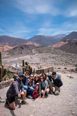 Grupo de amigos tomandose una selfie en los paisajes de Tilcara, Provincia de Jujuy, Argentina