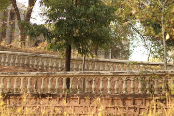 Obraz premium Long Indian style or Rajasthani railing in the middle of Chandrashekhar farm, bhondsi, farm house