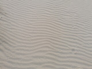 Fototapeta na wymiar Sand mit Wellenmustern