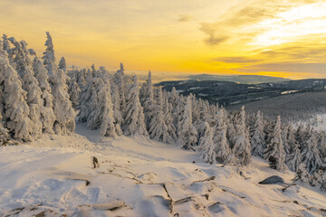 Zimowy krajobraz w Karkonoszach o zachodzie słońca, na Skalnym Stole