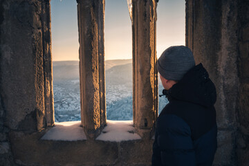 Winterliche Aussicht durch ein Burgfenster