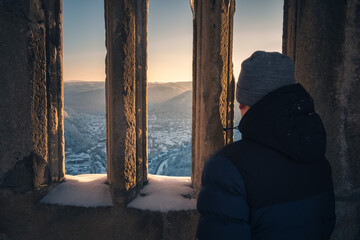 Ausblick aus einem Mittelalter Fenster zum Sonnenaufgang