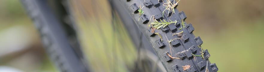 Fahrradfahren mit Geschwindigkeit als Freizeitsbeschäftigung: Schwarzes Fahrrad in Nahaufnahme mit dreckigem Reifen