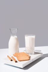 Vaso de leche y botella llena de leche. Desayuno con galletas de canela	