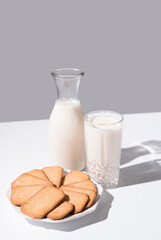 Vaso de leche y botella llena de leche. Desayuno con galletas de canela	
