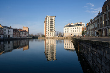 Obraz premium le quai du Wault a Lille qui se reflète dans l eau avec un jolie ciel bleu