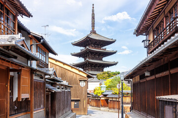 Naklejka premium Historical old town of Kyoto with Yasaka Pagoda and Hokan-ji Temple in Japan