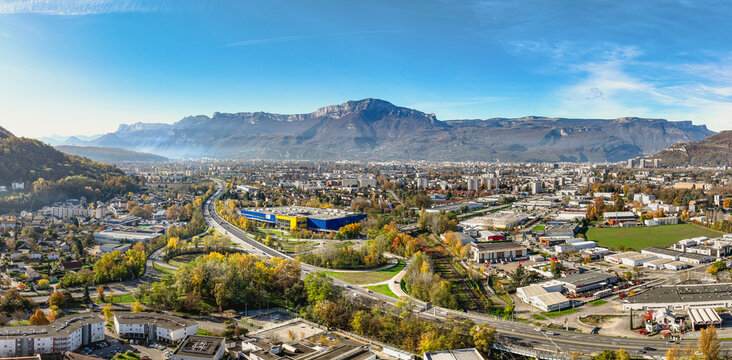Grenoble et les montagnes du Vercors dans les Alpes fran&ccedil;aises en vue panoramique a&eacute;rienne