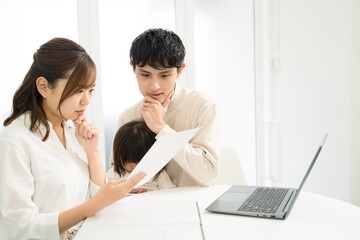 家族でファイナンスプランで悩むシーン