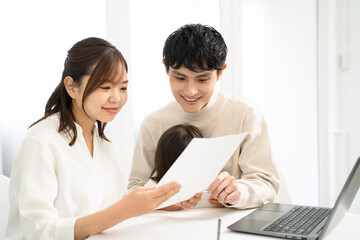 Obraz premium 家族でファイナンスプランを考えるシーン