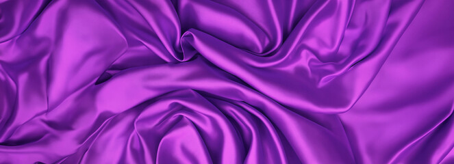 Tecido de seda púrpura amassado e um fluxo de curvas elegantes.