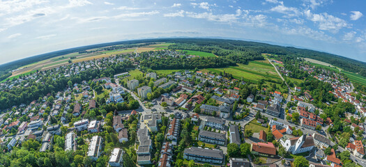 Fototapeta premium Panoramablick über Gauting im Landkreis Starnberg ins oberbayerische Alpenvorland
