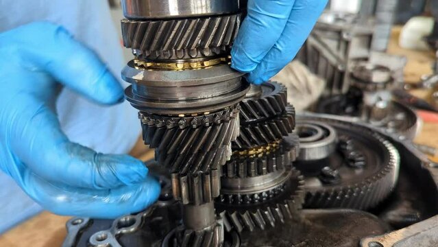 Automotive gearbox disassembled. The operating principle of a manual gearbox.