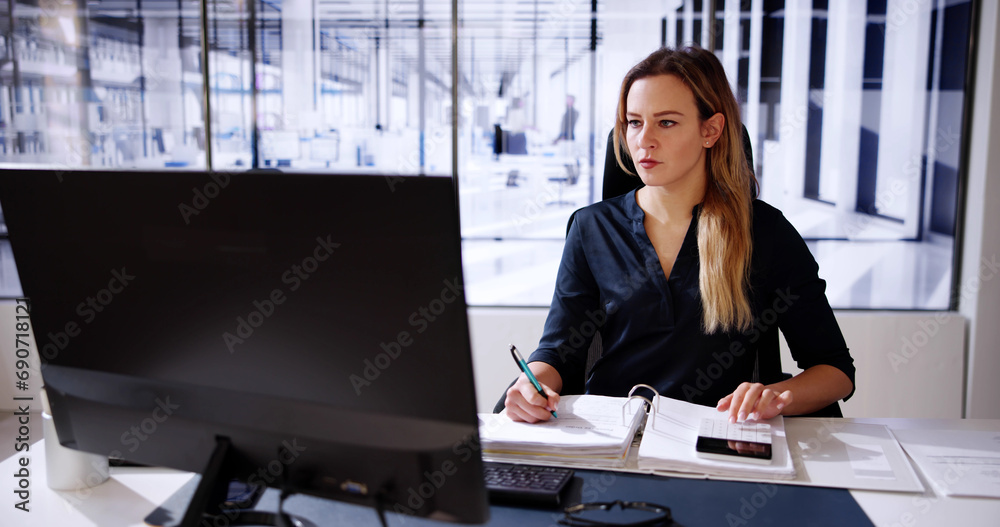 Aufkleber Accountant Using E Invoice Software At Computer
