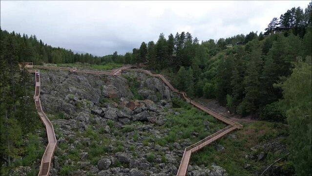 Flug mit der Drone im Döda Fallet - hier gab es früher ein Wasserfall - in Schweden im Sommer