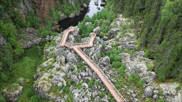 Flug mit der Drone im Döda Fallet - hier gab es früher ein Wasserfall - in Schweden im Sommer